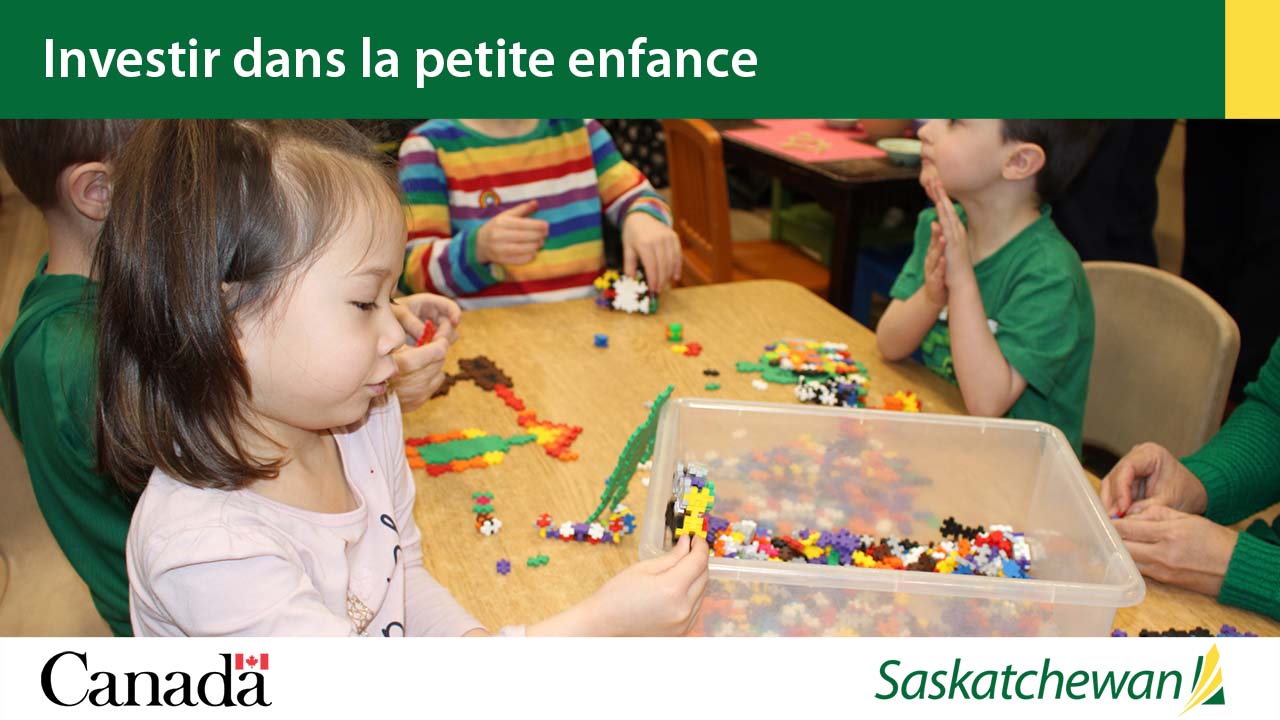 Investir dans la petite enfance, enfants jouent avec des blocs