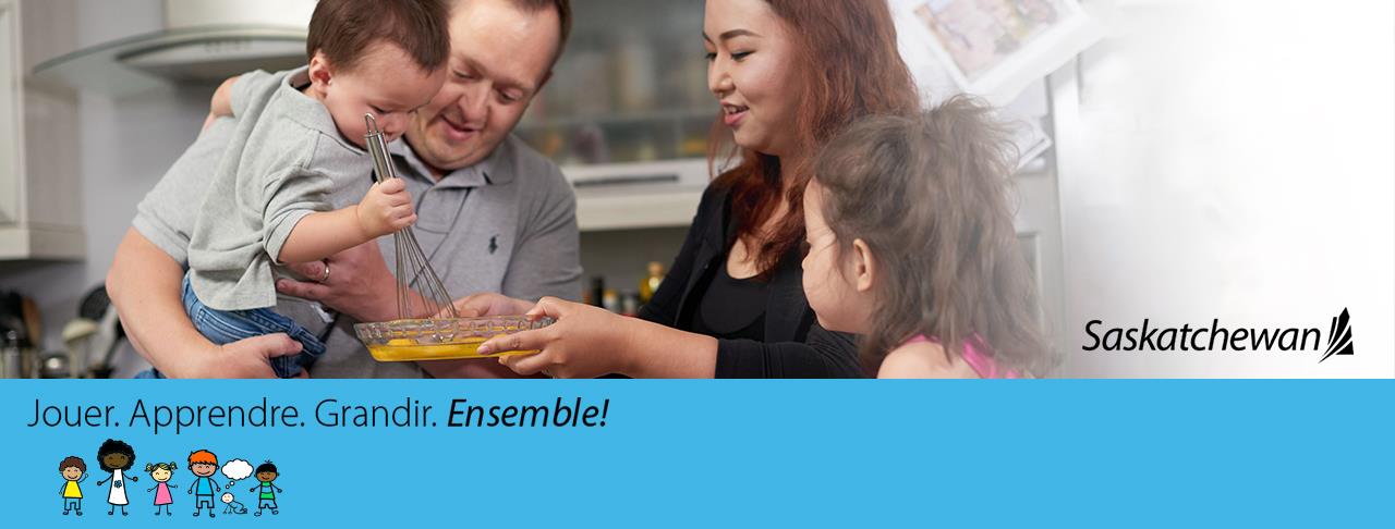 Famille cuisinant ensemble