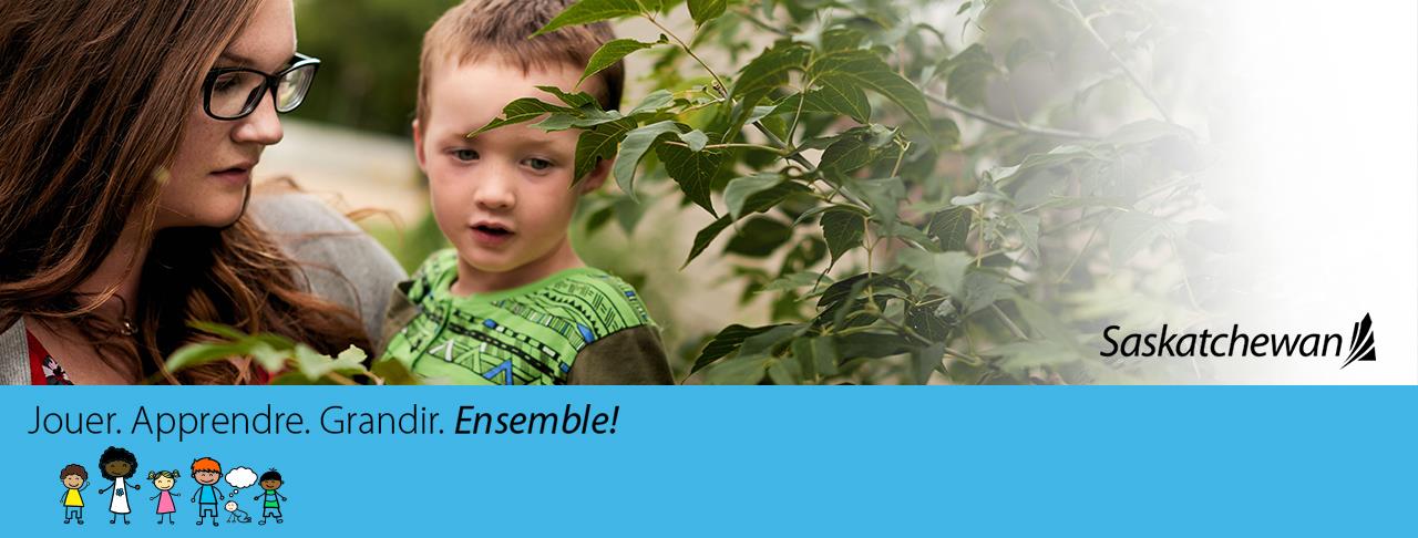 Maman et enfant dans le jardin