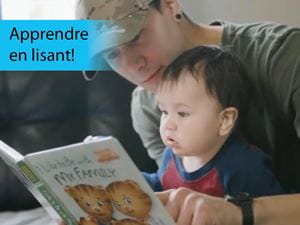 Père lit à son fils.