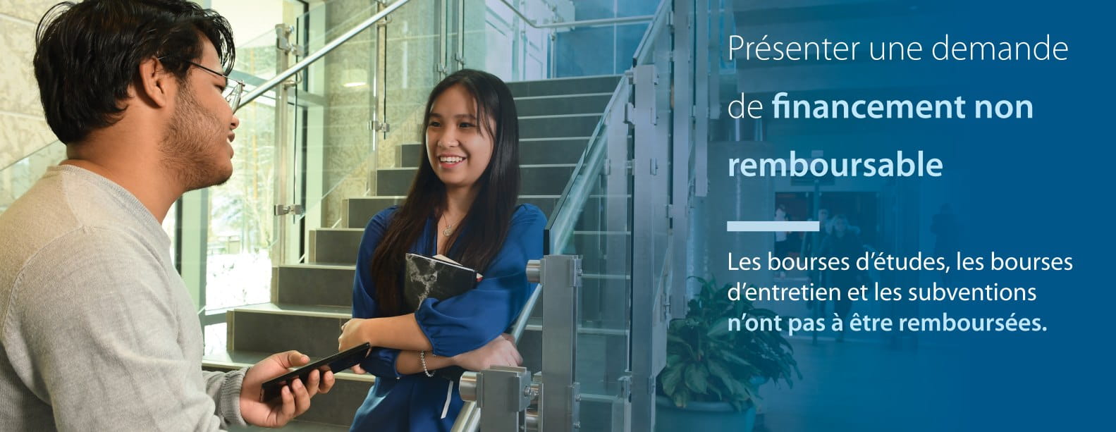 deux étudiants postsecondaire, le texte dit Présenter une demande de finance ment non remboursable. Les bourses d'études, les bourses d'entretien et les subventions n'ont pas à être remboursées.