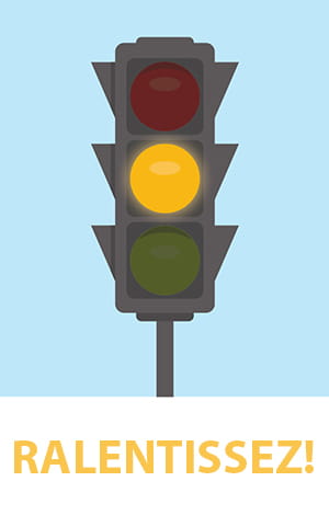 Lampadaire avec le feu jaune