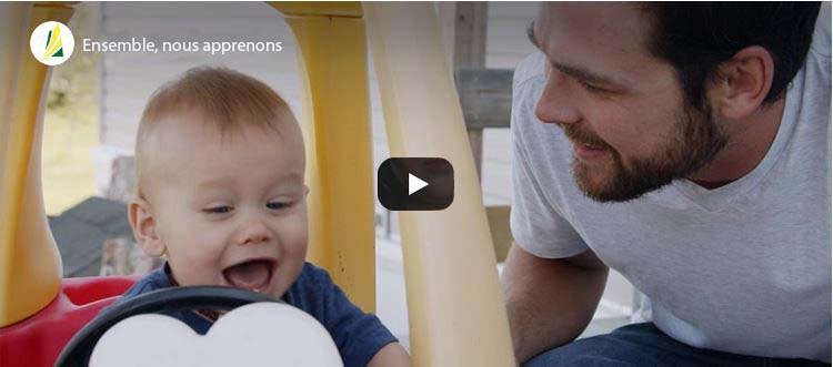 Bébé et papa jouent ensemble