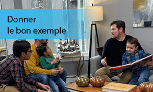 une famille lit un livre ensemble