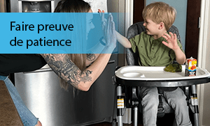 un garçon avec sa mère dans le cuisine