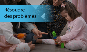 deux enfants jouent avec leur parents