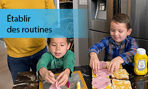 deux enfants font des sandwiches avec leur papa